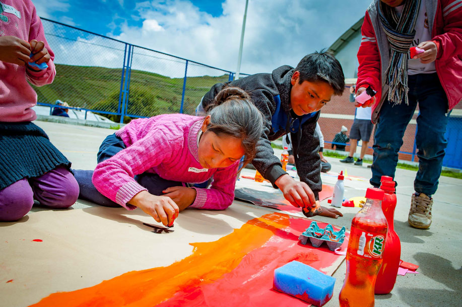 Painting with the kids in the middle of the mountains of Pampas